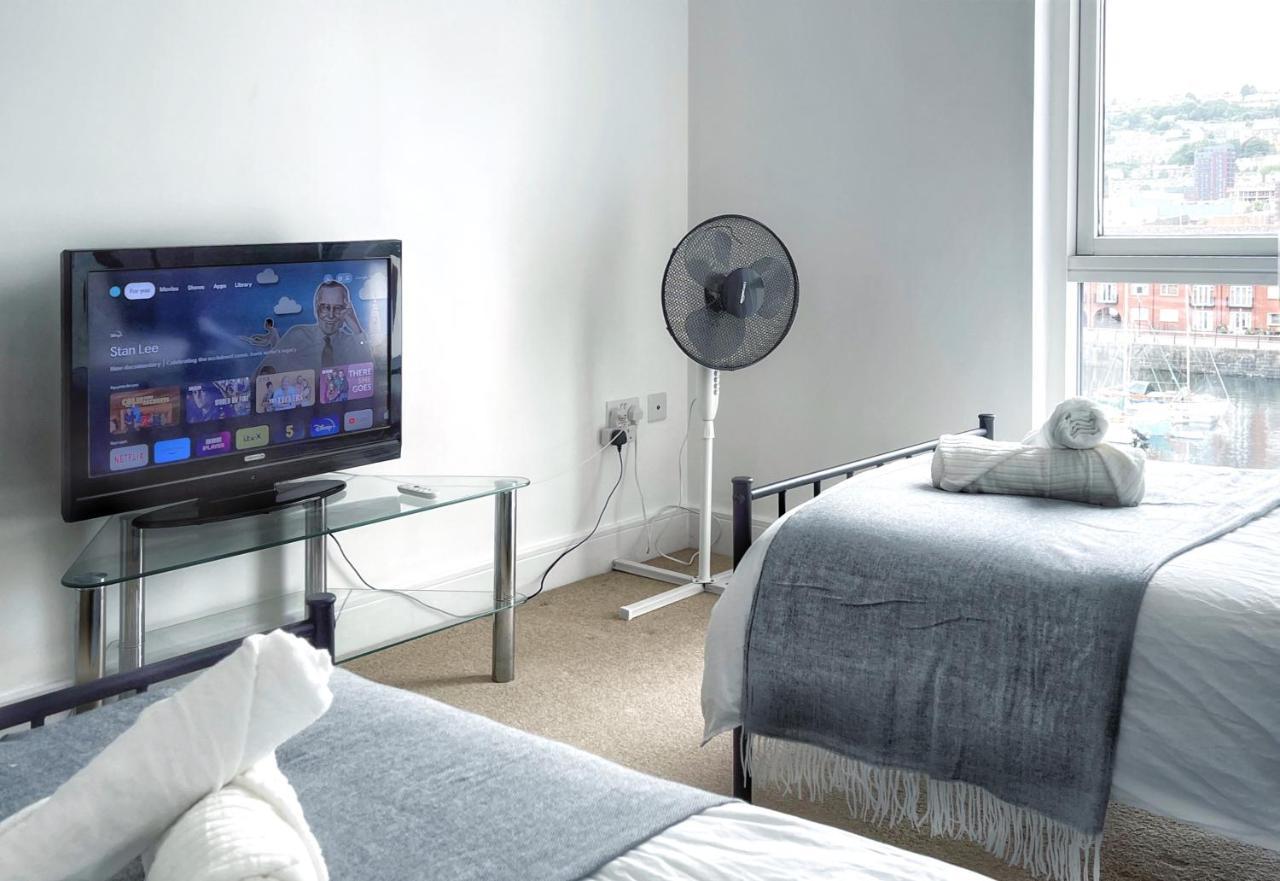 Elegant And Bright Seaside Apt In Swansea Marina Exterior foto